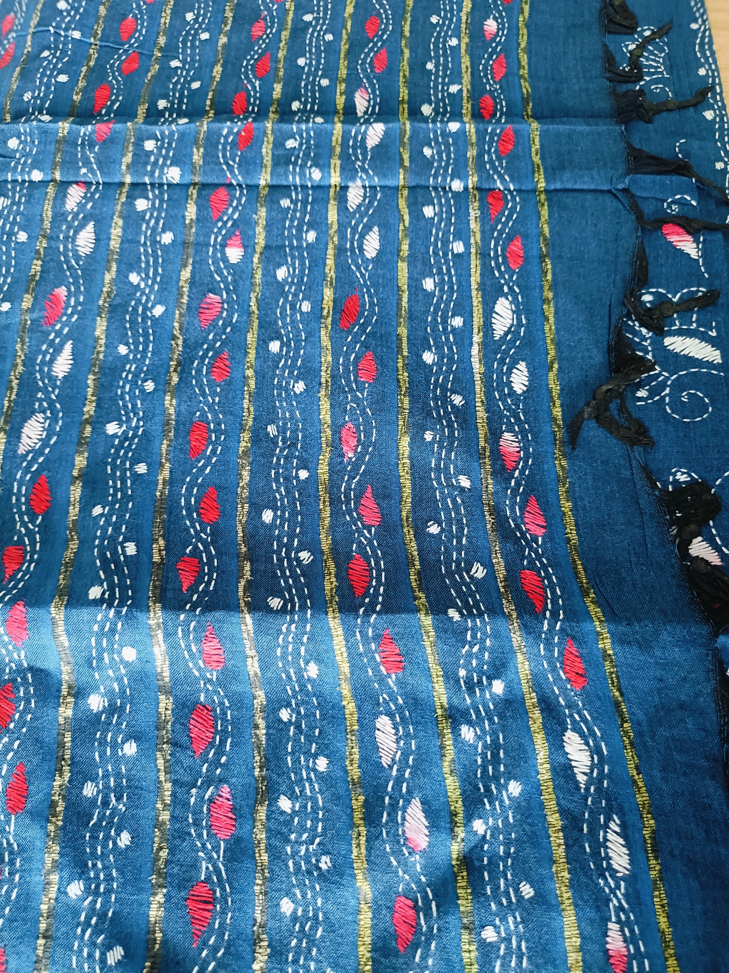 नीलांजना - Handmade Kantha Stitch Khesh Cotton Saree