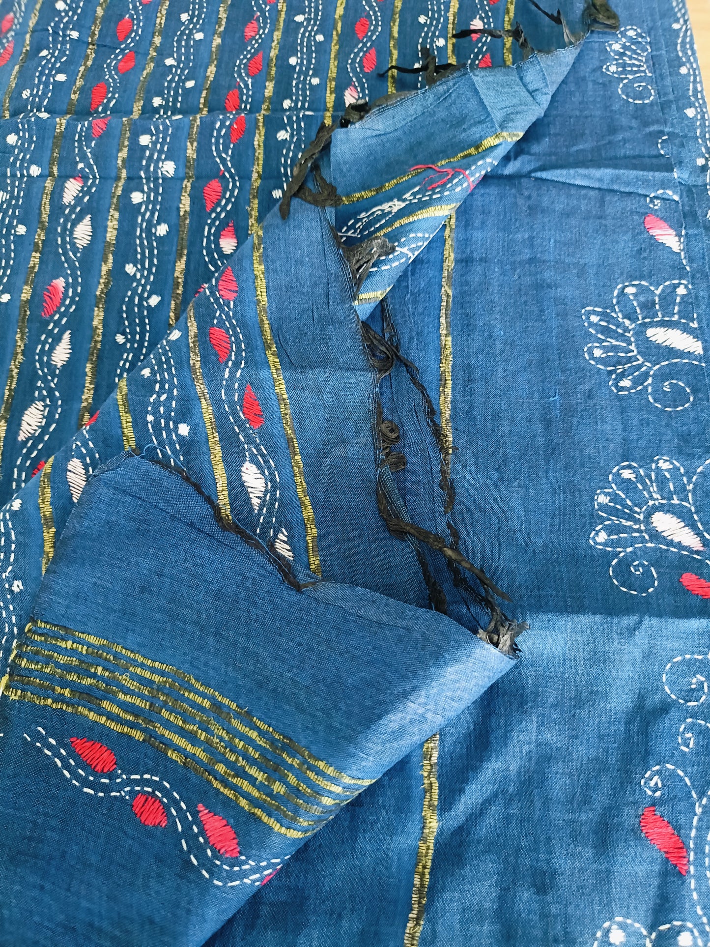 नीलांजना - Handmade Kantha Stitch Khesh Cotton Saree