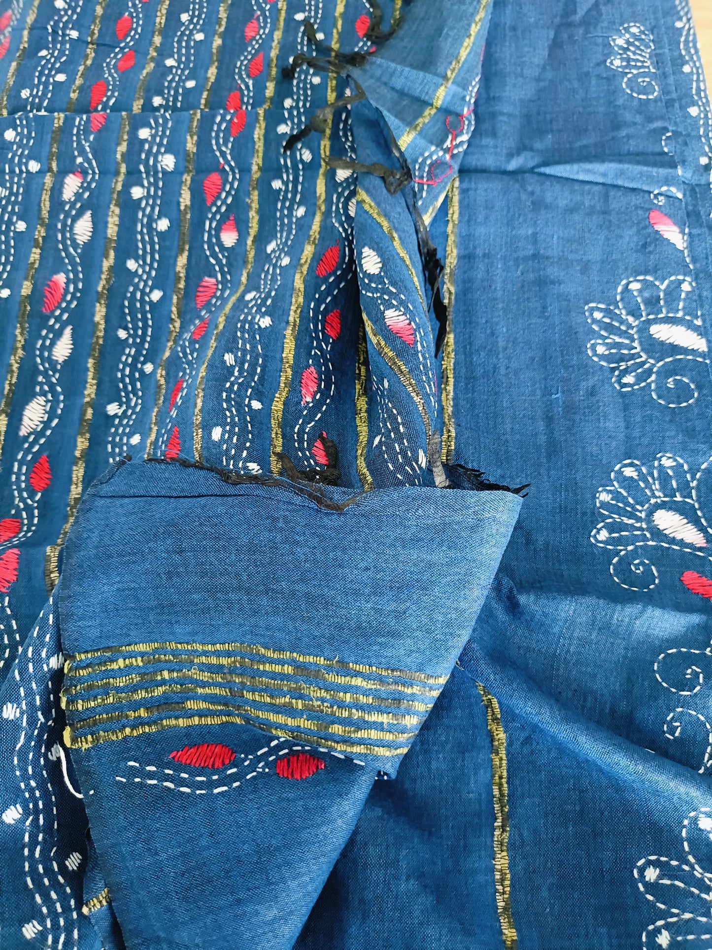 नीलांजना - Handmade Kantha Stitch Khesh Cotton Saree