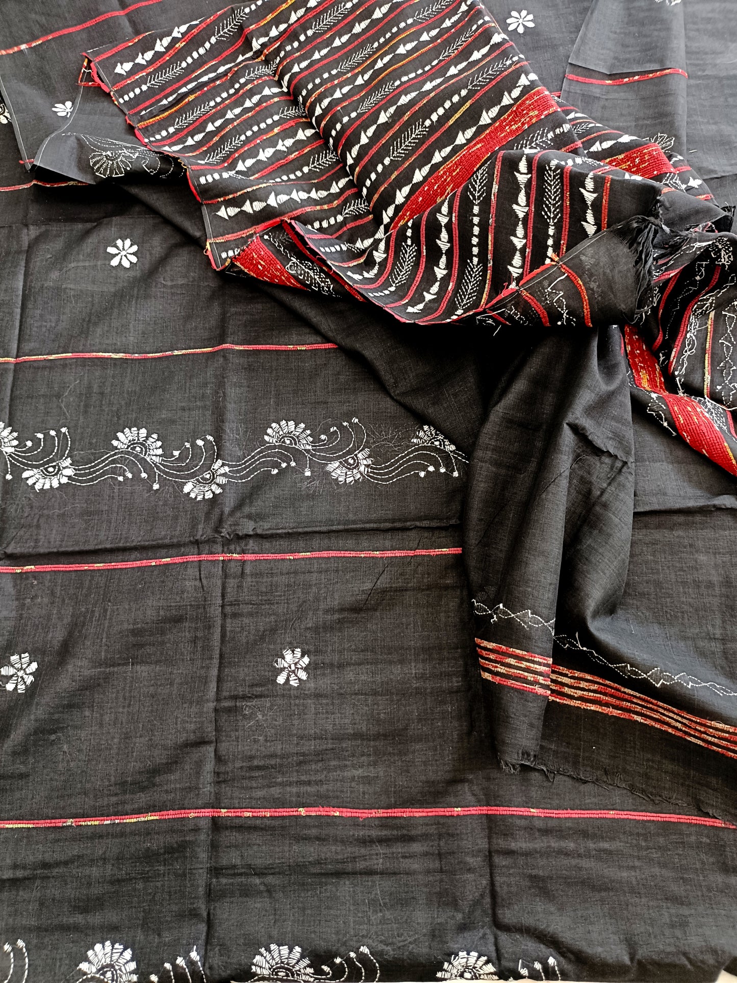 सान्या- Handmade Kantha Stitch Khesh Cotton Saree