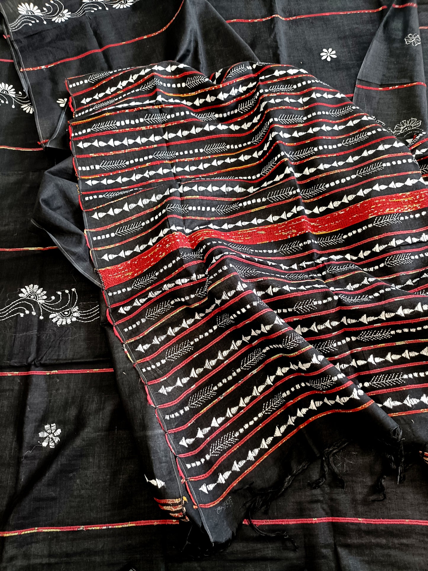 सान्या- Handmade Kantha Stitch Khesh Cotton Saree