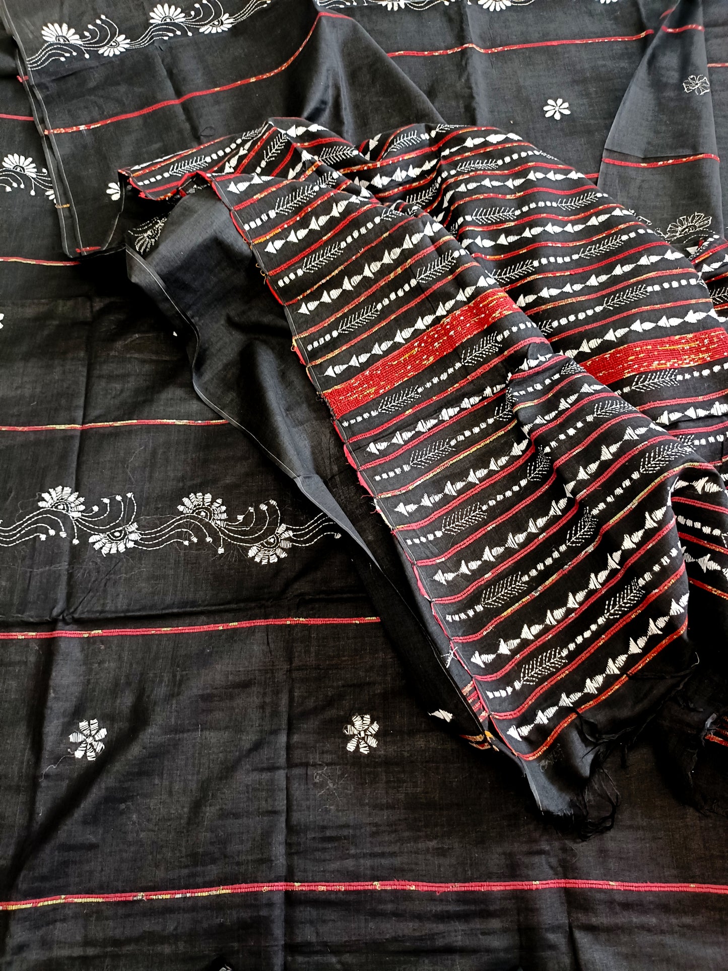 सान्या- Handmade Kantha Stitch Khesh Cotton Saree