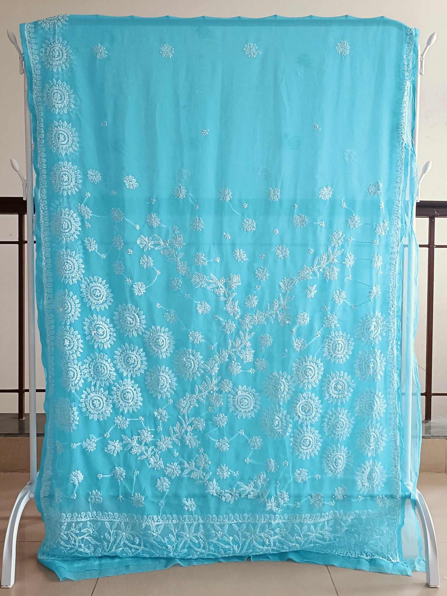 मुलायम जॉर्जेट चिकनकारी साड़ी