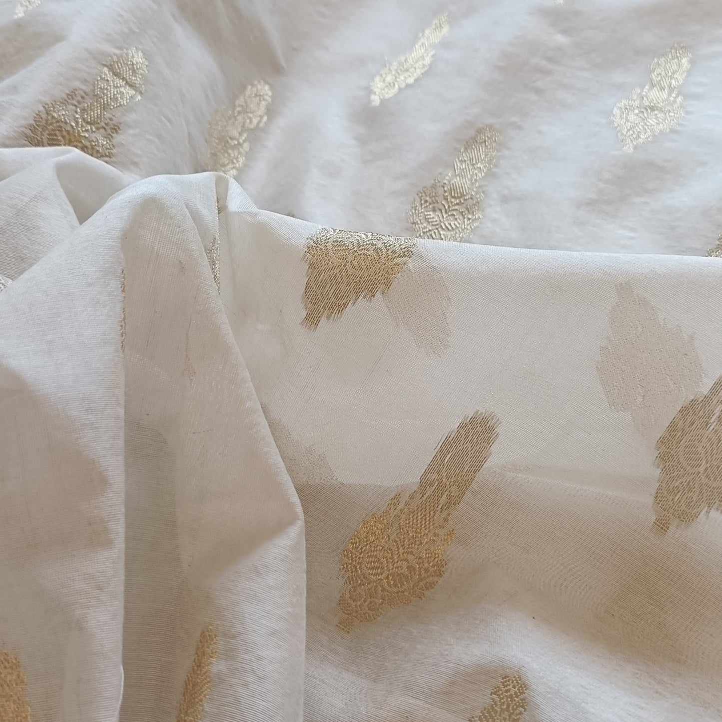 à¤§à¤¾à¤—à¥‹à¤‚ à¤•à¥€ à¤•à¤²à¤¾à¤•à¤¾à¤°à¥€ - Premium Silk Fabric with Benarasi Buties - Fabric | Tags: Silk