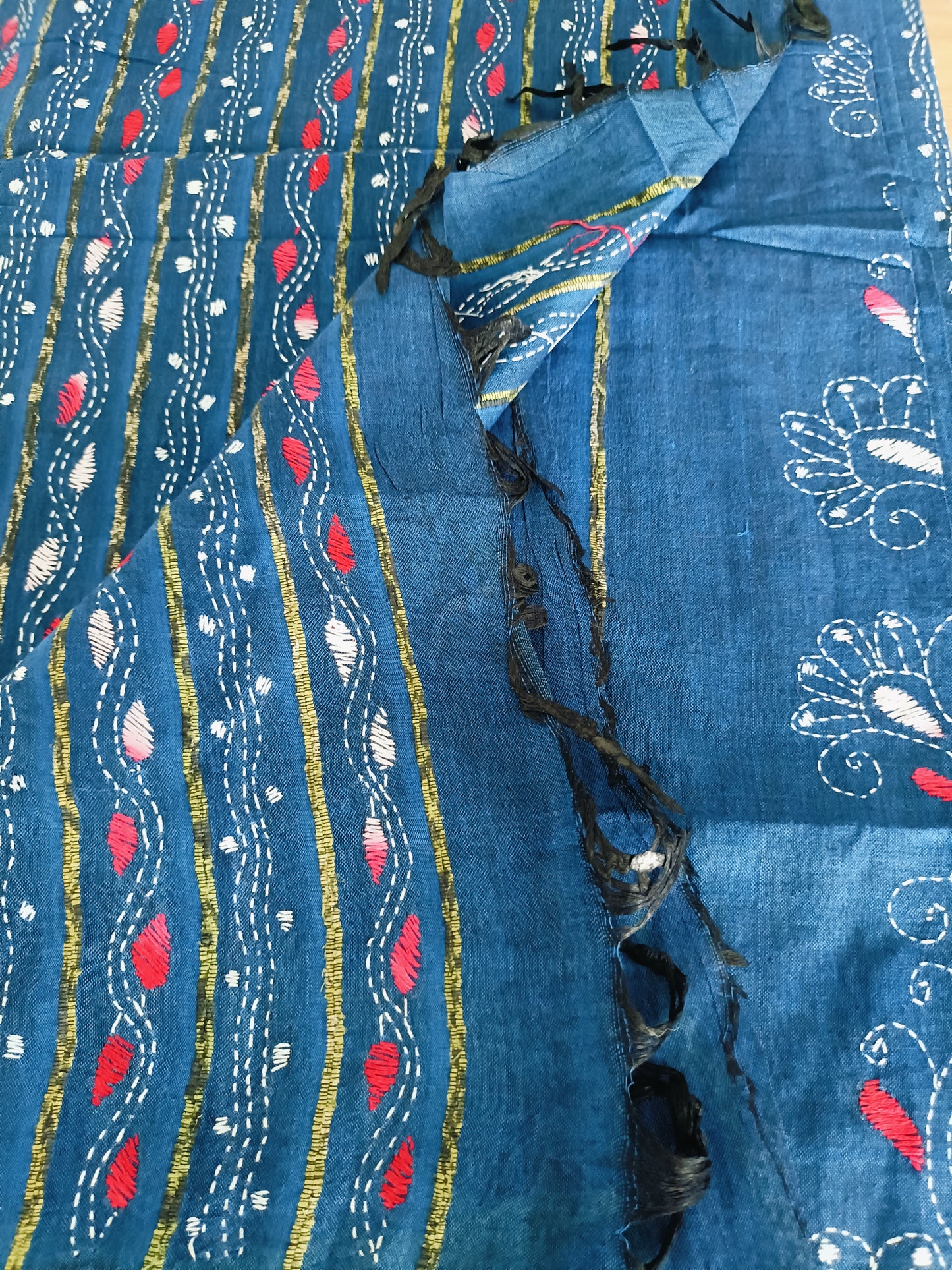 नीलांजना - Handmade Kantha Stitch Khesh Cotton Saree