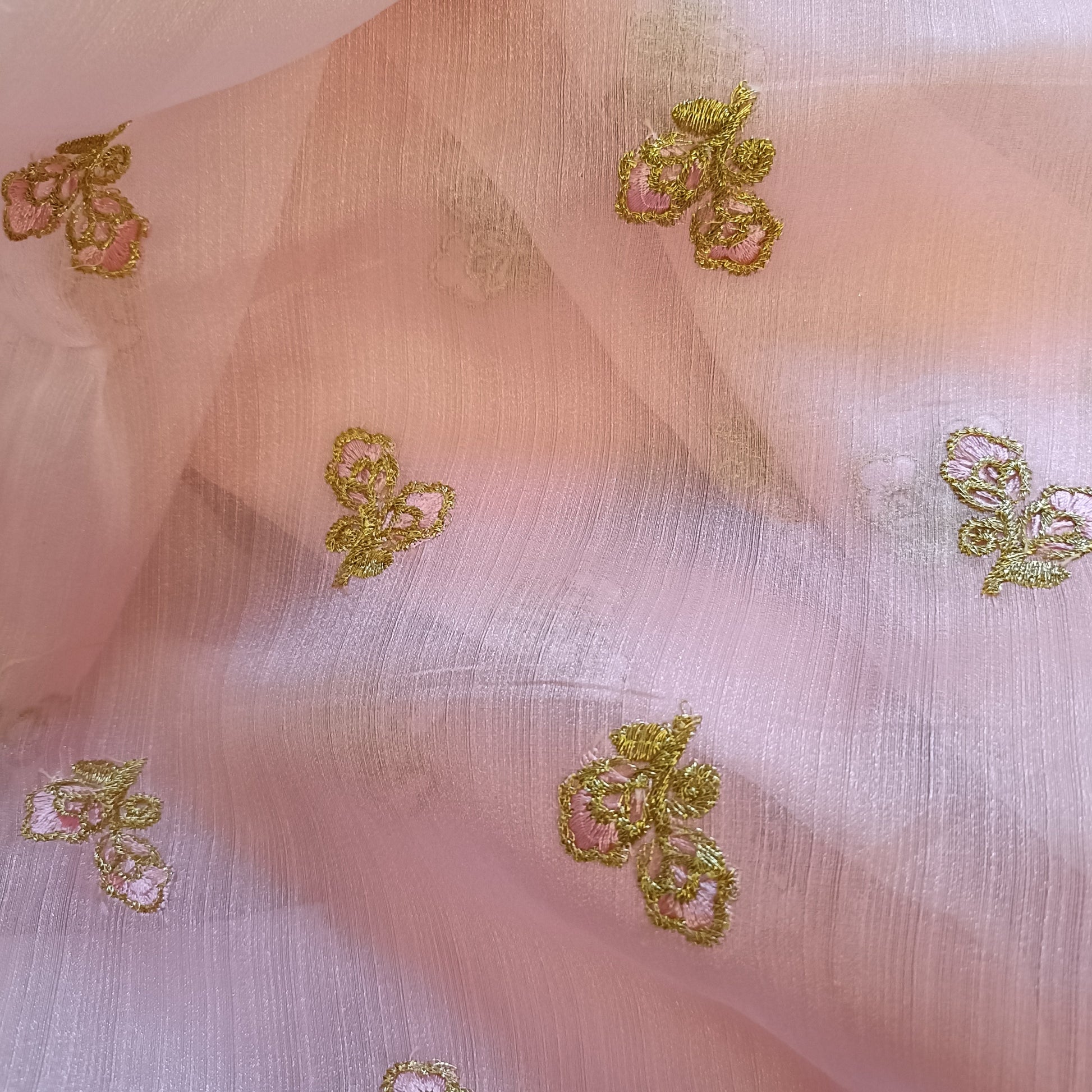 à¤¸à¤‚à¤§à¥à¤¯à¤¾ à¤•à¥€ à¤—à¥à¤²à¤¾à¤¬à¥€ à¤›à¤Ÿà¤¾  - Organza Silk Embroidered Fabric - Fabric | Tags: Silk