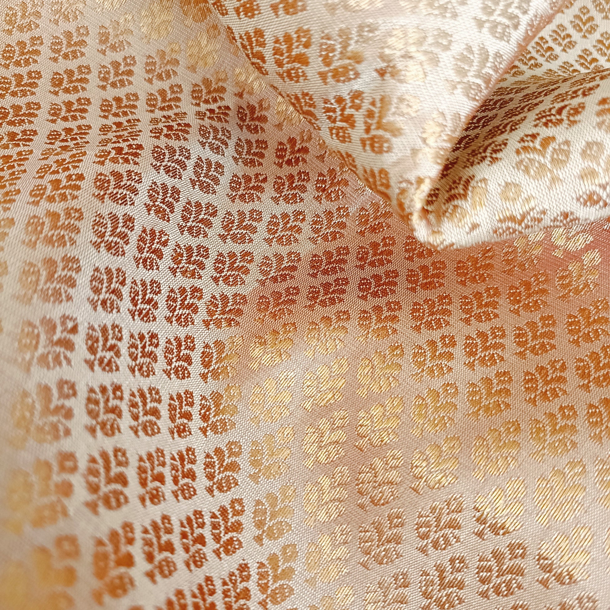 à¤¸à¥à¤µà¤°à¥à¤£ à¤à¤²à¤• - Premium Copper Gold Brocade Fabric - Fabric | Tags: Silk